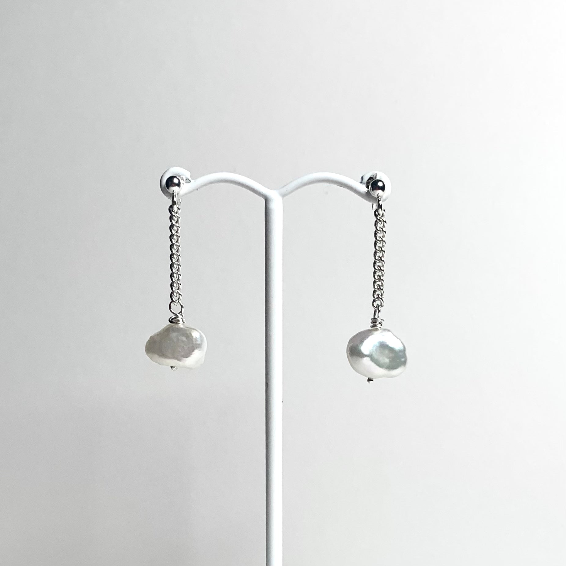 Pearl chain drop studs